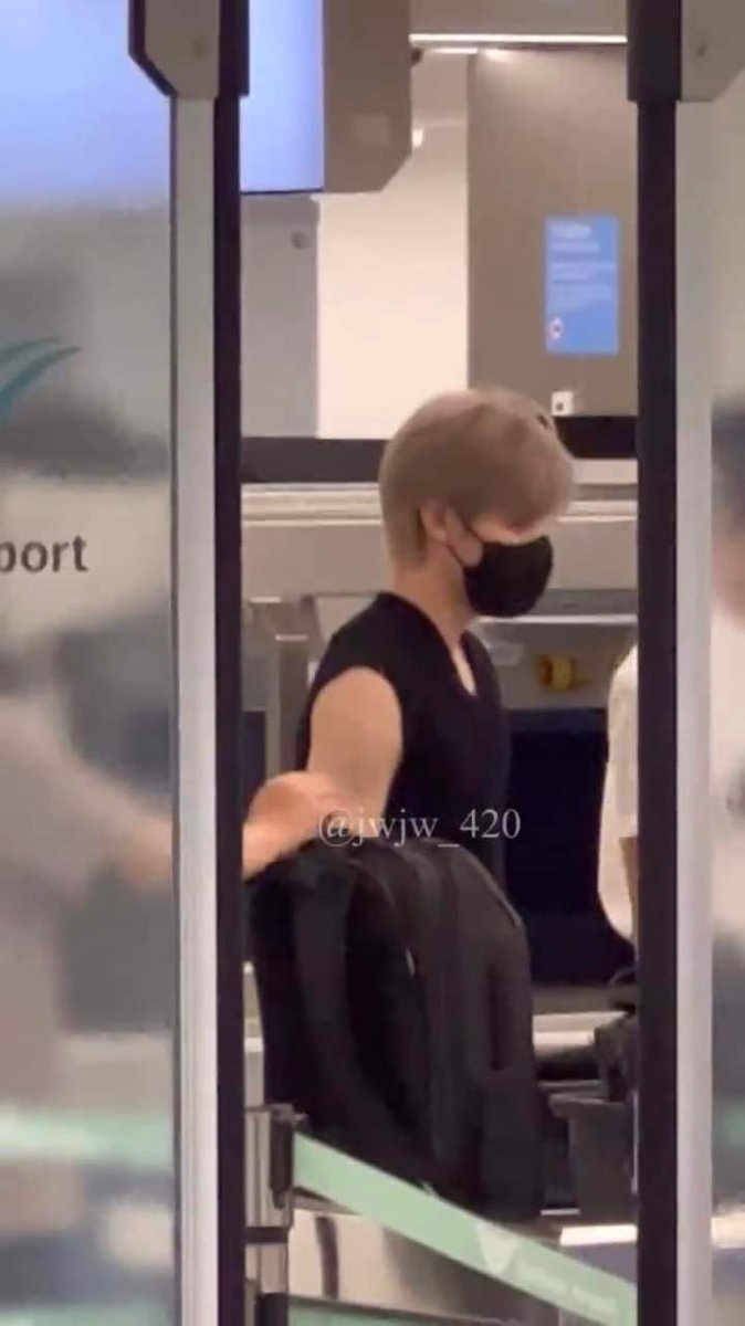 jaywonkiiiee's tweet photo. Park Sunghoon just take off his blazer at the airport. It's cold! 😭 https://t.co/WpaNejI59M