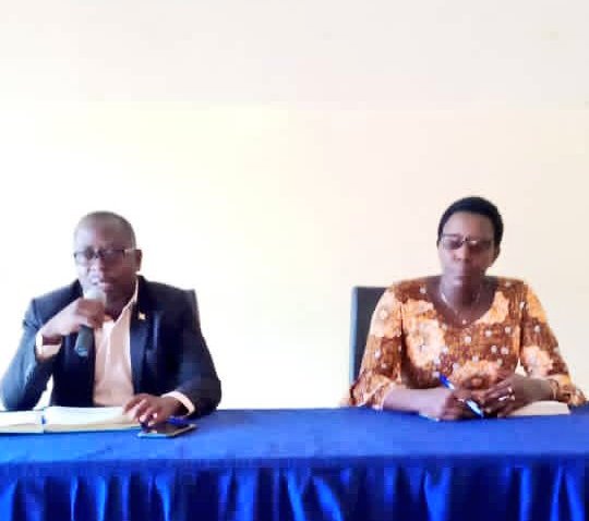 ABPInfos's tweet photo. 1/2 #Burundi Le gouverneur de @CankuzoProvince @BanyiyezakoB a procedé ce vendredi en commune et @CankuzoProvince au lancement des activités d'élaborat° du plan de développement provincial, vision 022-027 en présence des administrateurs communaux et chefs de services déconcentrés https://t.co/98GT93hskZ