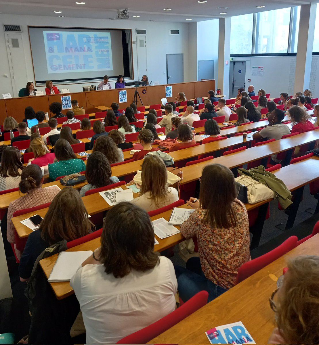 comlaetitia's tweet photo. #conférence symbolique sur les différentes formes juridiques du harcèlement dans le cadre du management d'entreprise. Organisée par chaire Vivre ENSEMBLE @FondationR1 et #étudiants Master Droit social. ECLAIRANT. https://t.co/fcDmhOrvvU