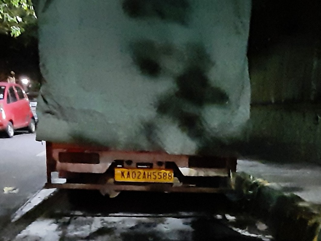 Aravindhrao's tweet photo. @BBMPCOMM @rajajinagartrps @BBMPSplHealth  ರಾಜಾಜಿನಗರದ ಮೋದಿ ಆಸ್ಪತ್ರೆ ಬಳಿಯಲ್ಲಿ ಪ್ರತಿದಿನ ಕೋಳಿ ಸಾಗಿಸುವ ವಾಹನದ ಮಾಲೀಕರು ಜನವಾಸಿಸುವ ರಸ್ತೆಯ ಮಧ್ಯೆ ನಿಲ್ಲಿಸಿ ಹೋಗುತ್ತಾರೆ. ಅವರಿಗಾಗಲೇ ಎಷ್ಟೇ ಬಾರಿ ವಿನಂತಿಸಿದರೂ ಉಪಯೋಗವಾಗಿಲ್ಲ, ದಯಮಾಡಿ ಸಮಸ್ಯೆ ಪರಿಹರಿಸಿ. https://t.co/8b1DZzh416