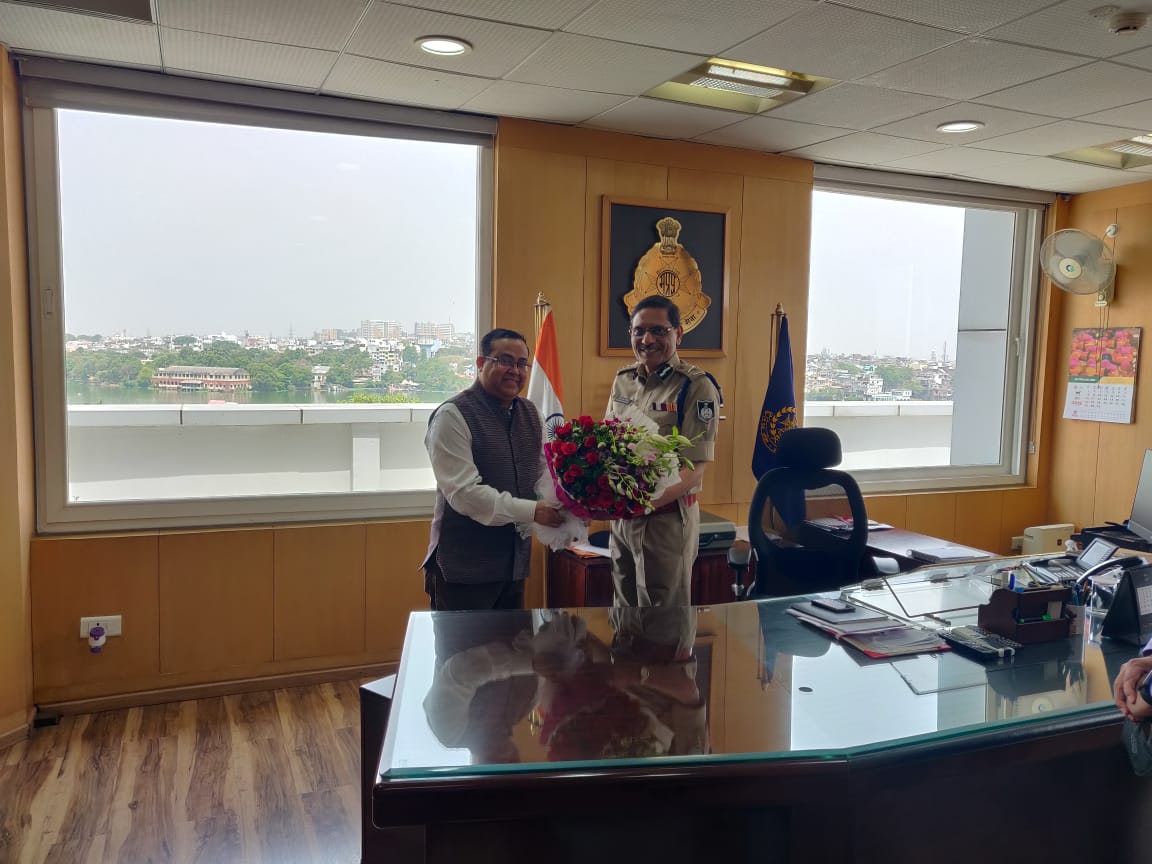 Sh. Dipak Kumar Basu, Executive Director and State Head, MPSO cum SLC Oil Industry met with Shri Sudhir Kumar Saxena, Director General of Police, Madhya Pradesh and discussed about the energy scenario in Madhya Pradesh. (1/2) @DGP_MP @IndianOilcl @DirMktg_iocl @DipakBasu_ioc