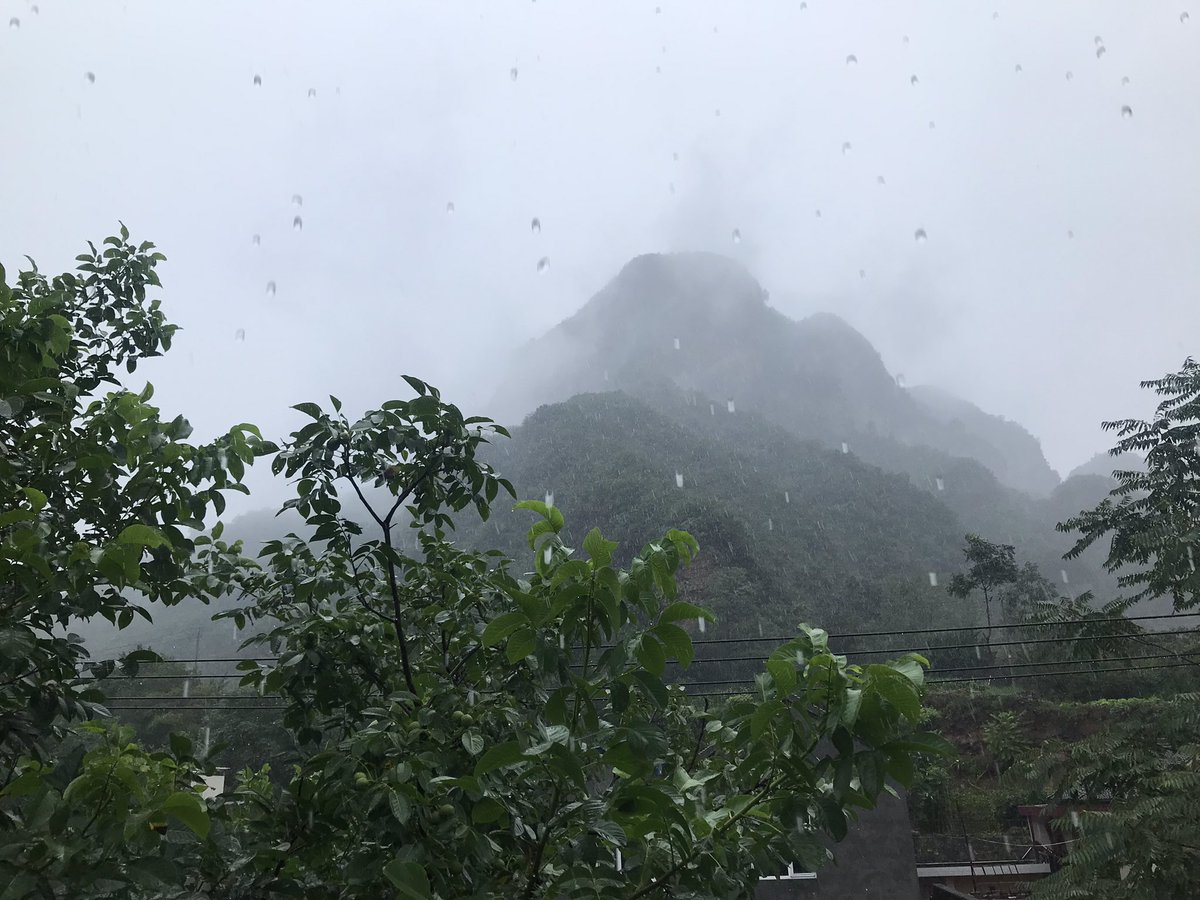 xiaocao96's tweet photo. 雨下的有点大 https://t.co/QQOJgGT7X2