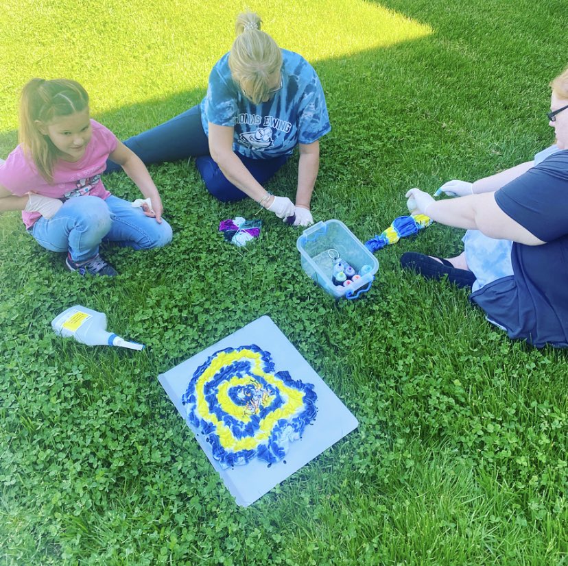 TEMDClassroom's tweet photo. We tie dyed shirts today for our Fun Friday activity!! A huge shout out and thank you to Coach Riggs for donating Lancaster Gales shirts for our project today !!! @galeforcehoops #galepride #funfriday #ewingpride https://t.co/VPHtcbCpEQ