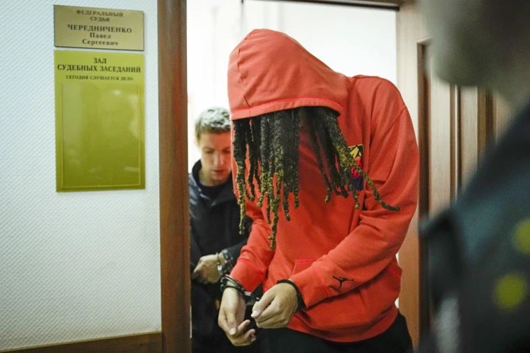 DorothyJGentry's tweet photo. The handcuffs.

The hooded, slouched body posture.

The hanging head. 😓🙏🏾

Father God in the Name of Jesus, turn this around for her good and Your Glory. #FreeBrittneyGriner 

Photo: Alexander Zemlianichenko / AP https://t.co/T4npUUiGnU