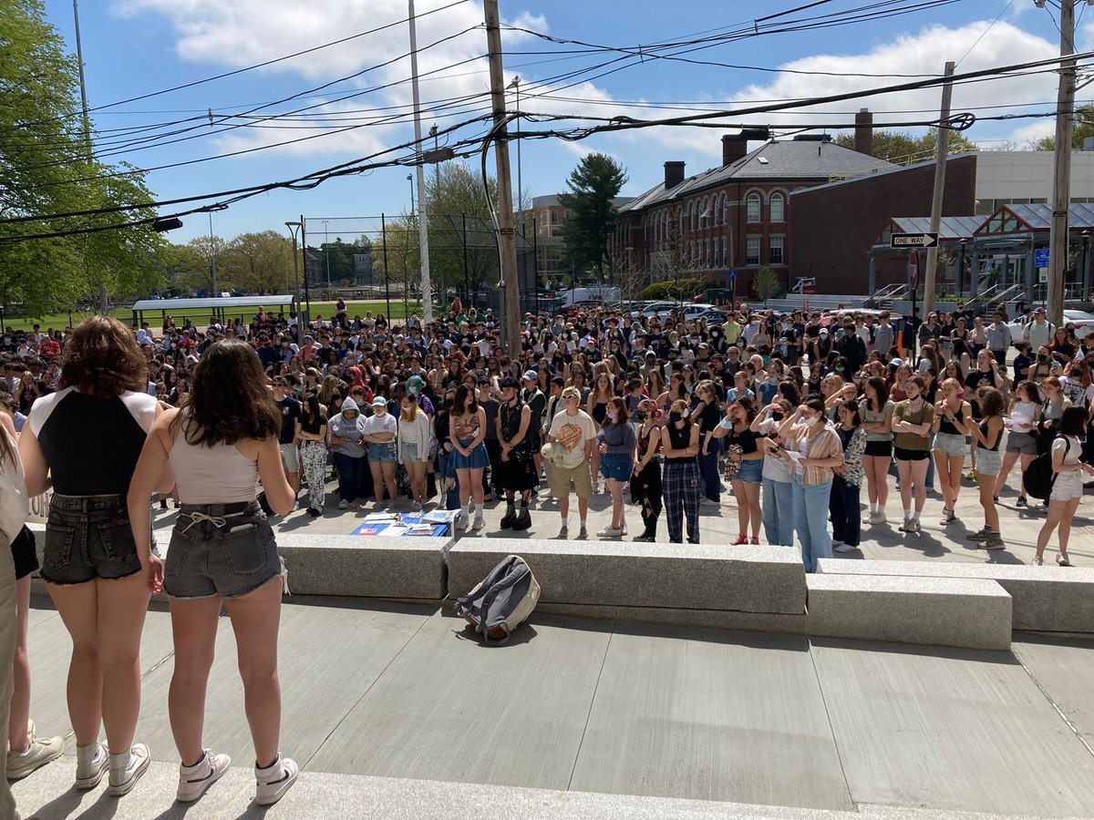 SocialistAlt's tweet photo. Brookline High School walkout for abortion rights in Massachusetts. This is the type of inspiring action we need from youth &amp; workers to #DefendRoe! https://t.co/EElMZ5WC9q