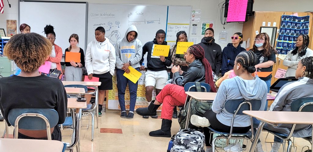 AVIDWoodbury's tweet photo. AVID 12 came to visit AVID 11 to share their College #DecisionDay picks and provide tips they wish they knew before applying to college. Thanks, seniors! #Classof2022 #ThisIsAVID #GoingFurtherWithAVID #woodburypride https://t.co/WW8Hw0Jx31
