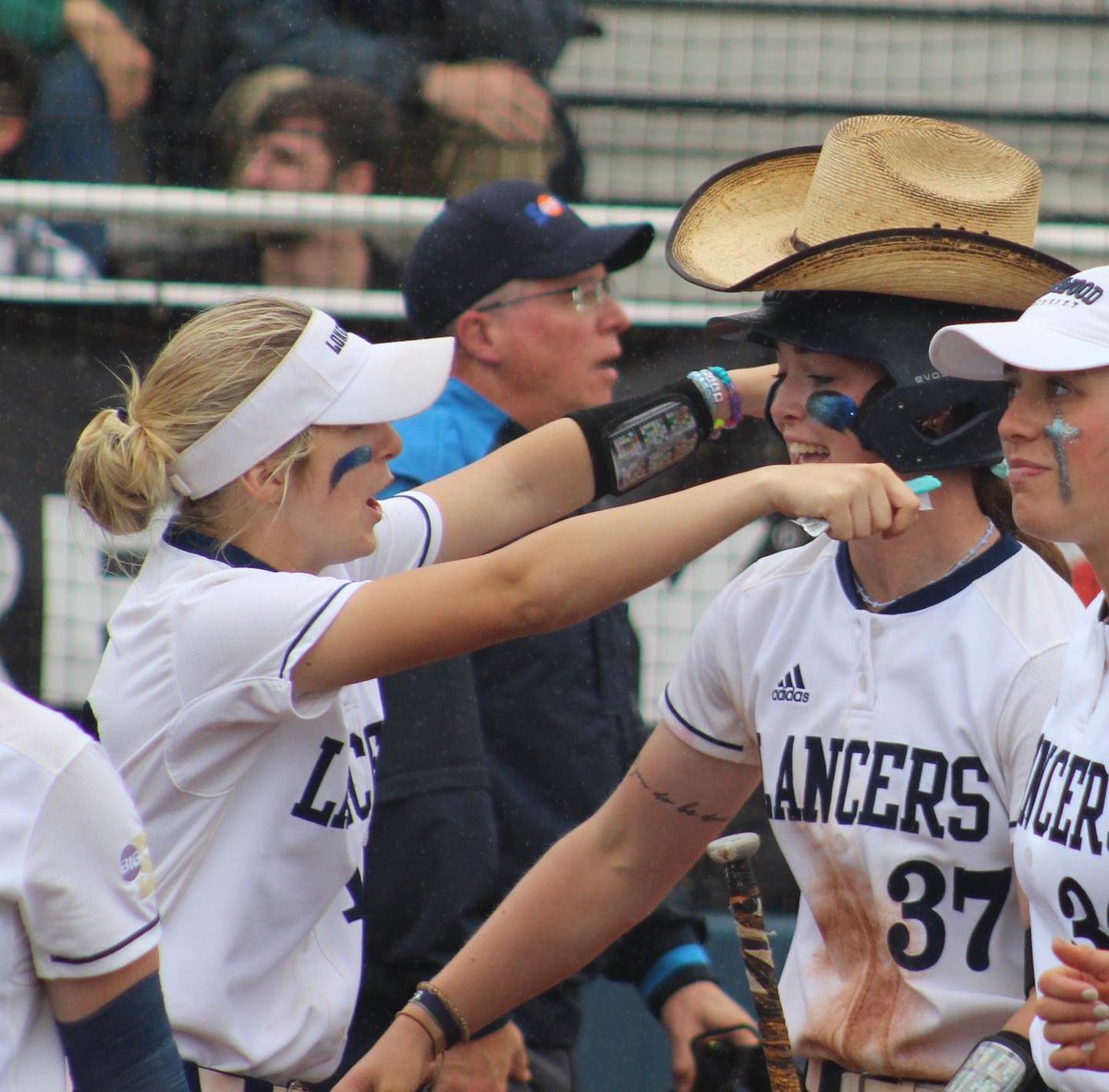 LongwoodSB's tweet photo. Hugs at home for #HOMERS only🤠

#SaddleUp #HorsePower https://t.co/JJ4bEW7EUE