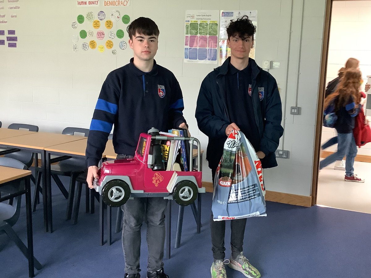 BallymakennyC's tweet photo. Senior cycle students taking part in the Anything But Your Bag challenge today as part of Wellbeing Week! 😁#louthchat #wellbeing https://t.co/lNejUqVjqA