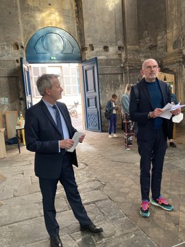 Dsden57's tweet photo. Vernissage de l'exposition des résidences messines à l'église des Trinitaires ce jeudi 12 mai en présence de M. THIL, Adjoint au Maire, délégué à la culture, de M. Cottet #DASEN57 et de ses collaborateurs. À cette occasion 8 classes de primaire ont présenté leurs œuvres ! https://t.co/oq07vwSx8d