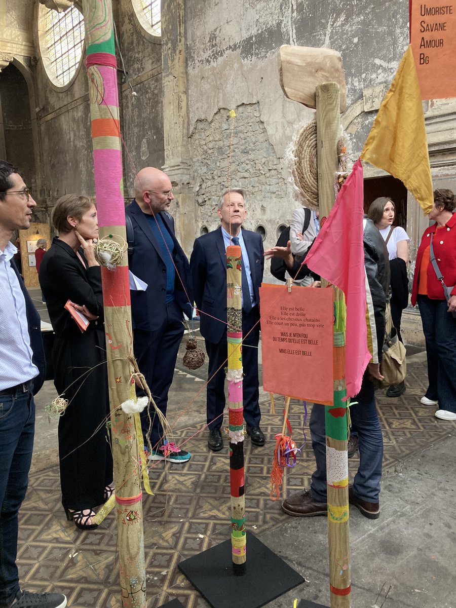 Dsden57's tweet photo. Vernissage de l'exposition des résidences messines à l'église des Trinitaires ce jeudi 12 mai en présence de M. THIL, Adjoint au Maire, délégué à la culture, de M. Cottet #DASEN57 et de ses collaborateurs. À cette occasion 8 classes de primaire ont présenté leurs œuvres ! https://t.co/oq07vwSx8d