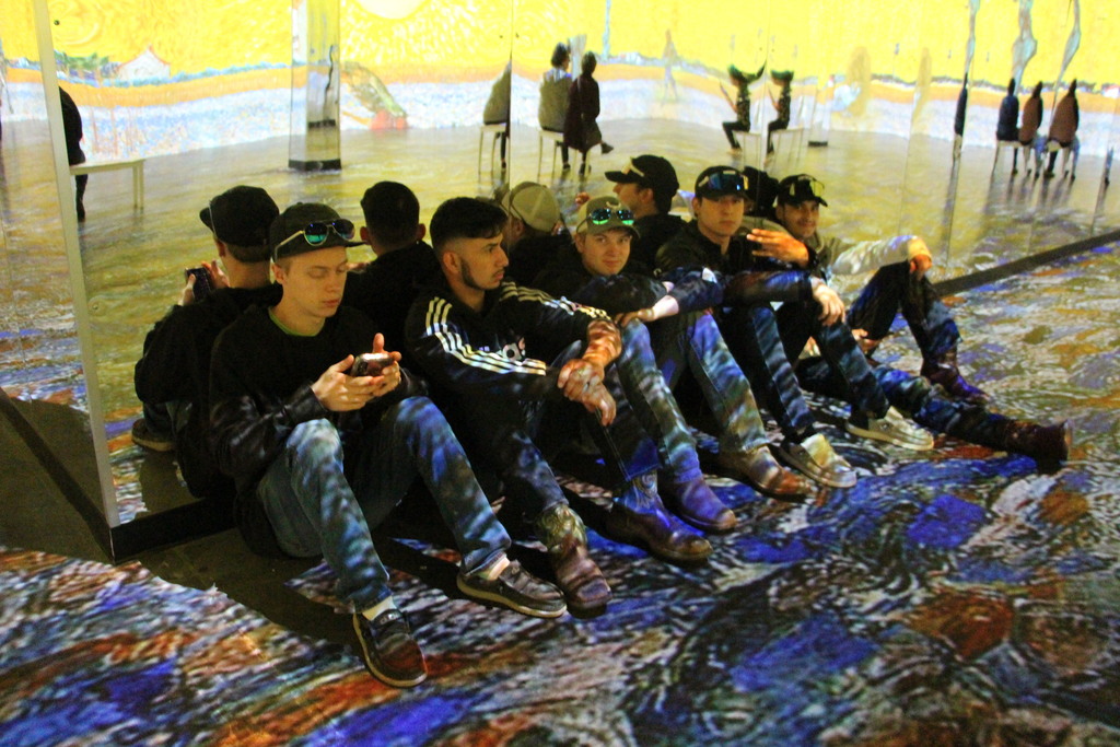 BulldogsLinn's tweet photo. Art Club went to the Immersive Van Gogh Exhibit in Kansas City! https://t.co/7HZVj2MF4V