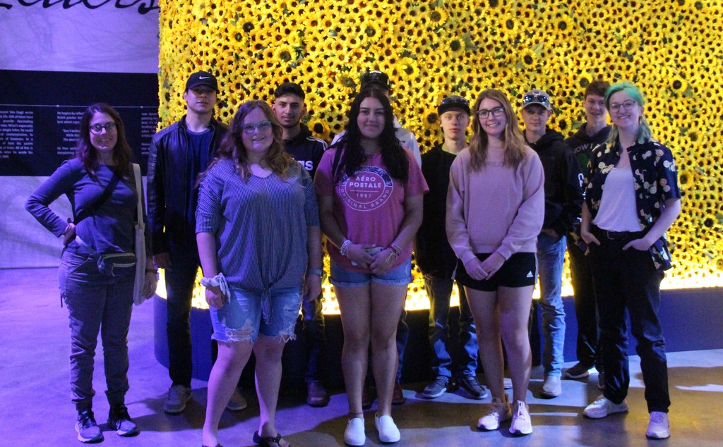 BulldogsLinn's tweet photo. Art Club went to the Immersive Van Gogh Exhibit in Kansas City! https://t.co/7HZVj2MF4V