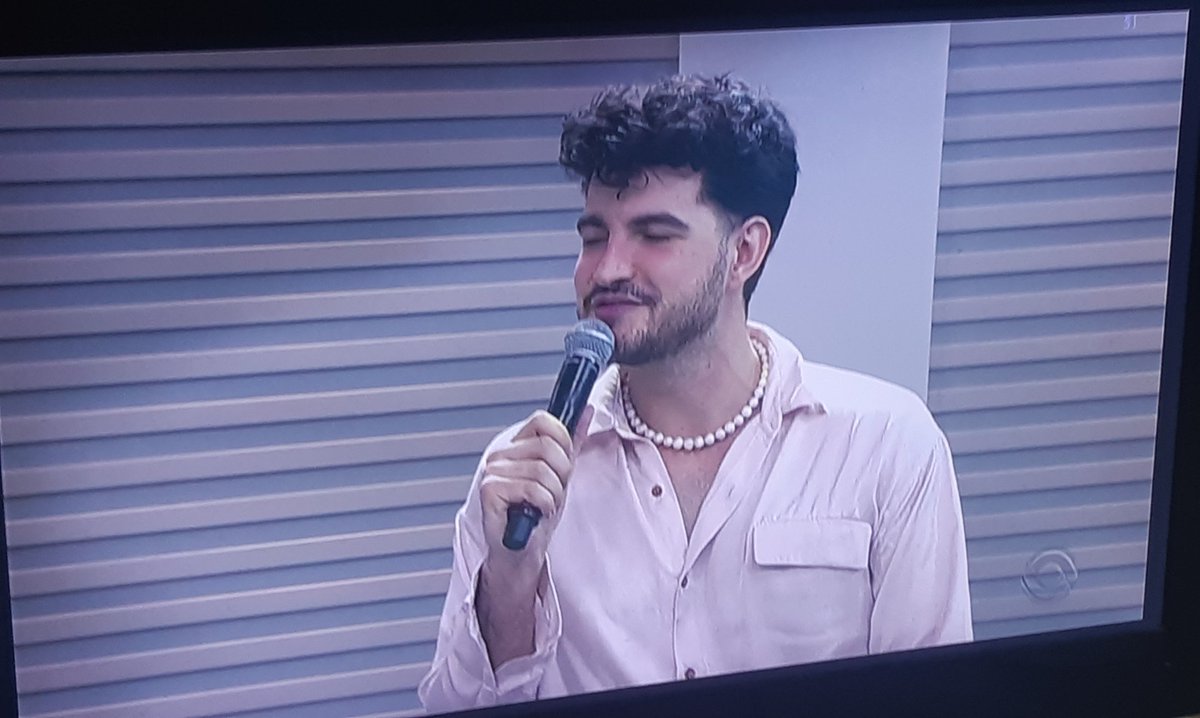 hrrystethic's tweet photo. a roupa e o cabelo 😣 https://t.co/6daw6h2JqA
