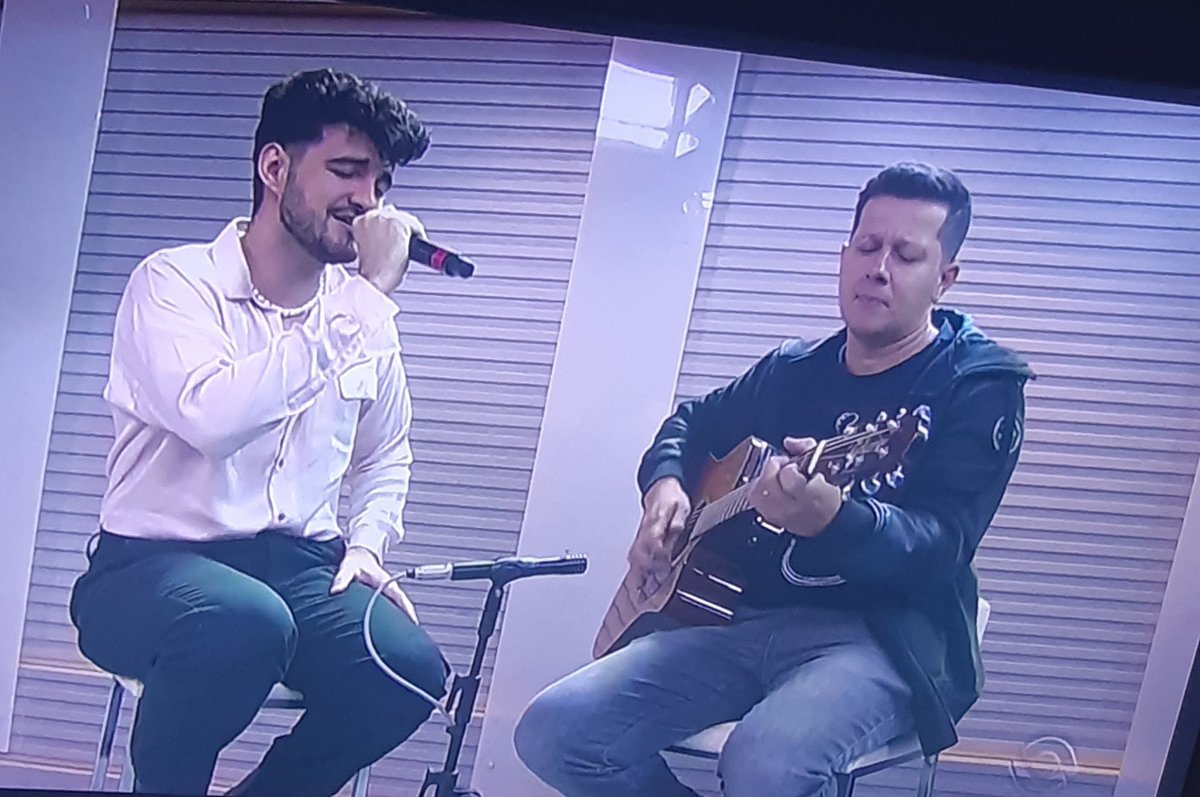 hrrystethic's tweet photo. a roupa e o cabelo 😣 https://t.co/6daw6h2JqA