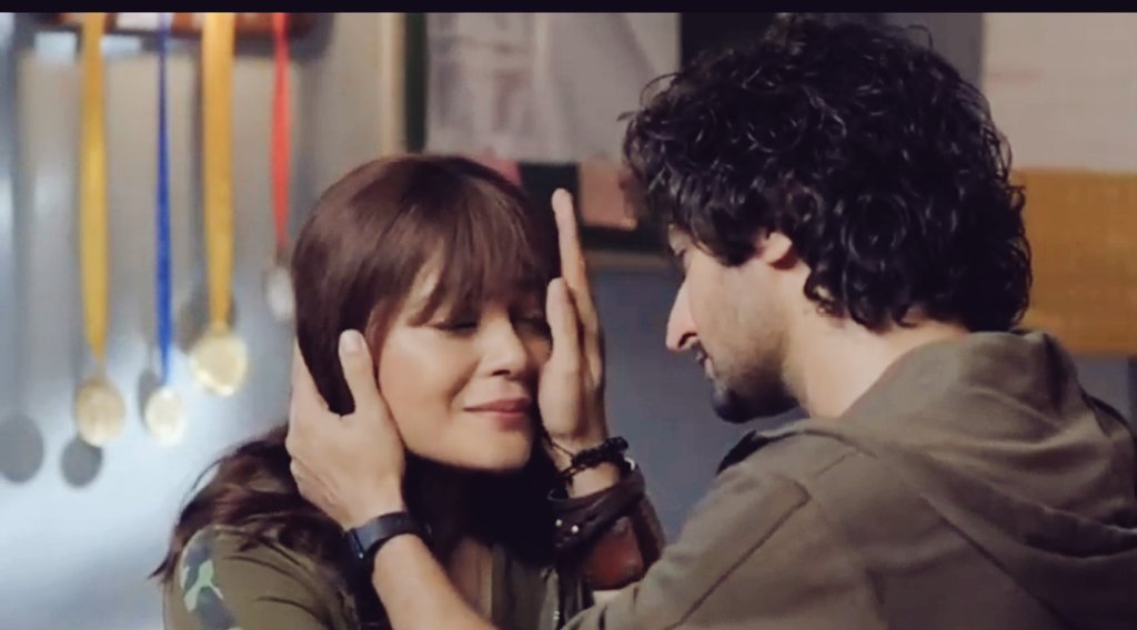 Fandom021314's tweet photo. #SiMi parallels..
Wiping eo's tears is their constant,rest d situations changed n so changed their lives
Them setting an epitome of friendship tat's high on understanding n low on expectations..
Love might b away frm u 4 some reason bt then fam is there..
#ZiddiDilMaaneNa #MoRan https://t.co/r9KPh8CQHp