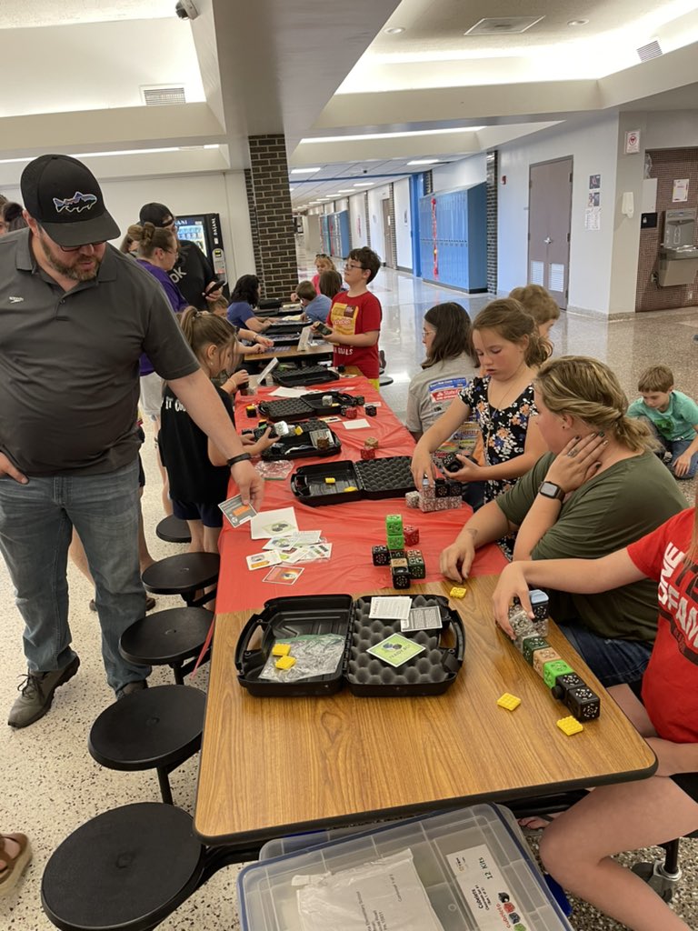 agehoffman's tweet photo. Last night’s STEAM into Fun event for @CambriaElem and @JacksonEl_CCSD    was a hit!  So many families engaged in STEM learning.  Thank you to all who came and volunteered! @RemakeDaysSCPA #STEM https://t.co/Olp9K9J6df