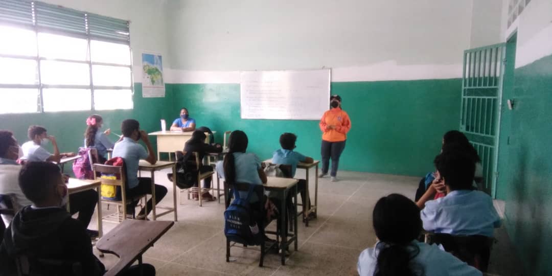 pcmbi's tweet photo. #12May Abordaje del Frente Preventivo en la Unidad Educativa Grupo El Limon Sector Arias Blanco #MBI #PNB #PBA #Senamef #CICPC #DPA @BrullerbyPSUV @droopy171 @efrenochoa @PCivil_Ve @cperezampueda @PcRedancentral @DulceyParadaM @CeballosIchaso1 @ZoedanAraguaPC https://t.co/1l3TepacB9