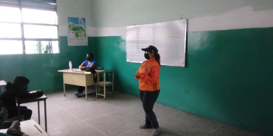 pcmbi's tweet photo. #12May Abordaje del Frente Preventivo en la Unidad Educativa Grupo El Limon Sector Arias Blanco #MBI #PNB #PBA #Senamef #CICPC #DPA @BrullerbyPSUV @droopy171 @efrenochoa @PCivil_Ve @cperezampueda @PcRedancentral @DulceyParadaM @CeballosIchaso1 @ZoedanAraguaPC https://t.co/1l3TepacB9