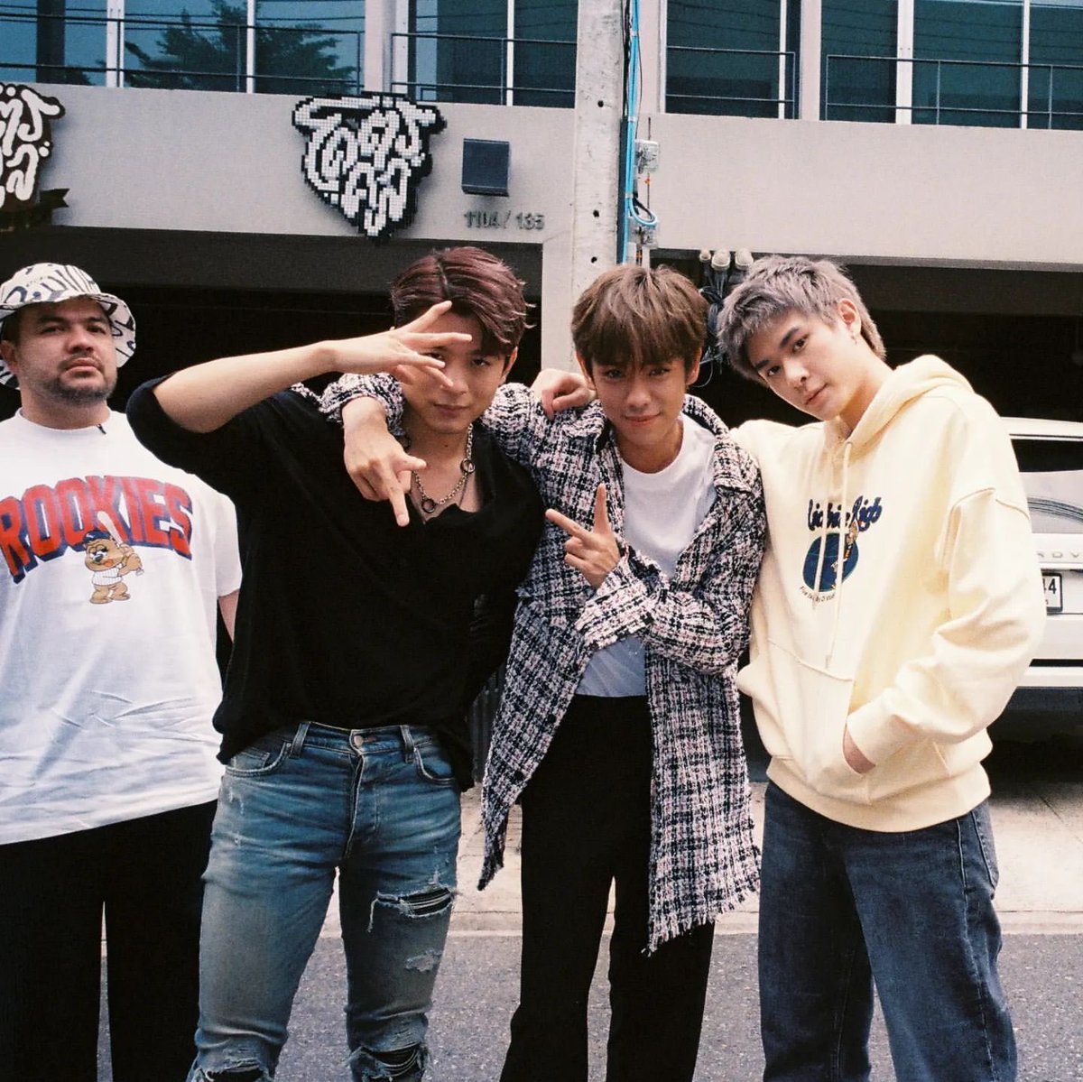 earthXX98's tweet image. paloyh: มันแปลกๆ รูปเสียเลยอะมีลุงมายืนข้างๆ น้อง @TRINITY_TNT_OFC  มา @/thedrivertvshow ได้ดูกันยังงงง

YT : youtu.be/9FP-m-U2HqA

#TheDriverTVshow
#TheDriverxTRINITY 

👉 instagram.com/p/CdgLSnhPf56/…

#TRINITYxTheDriver
#TRINITY_TNT