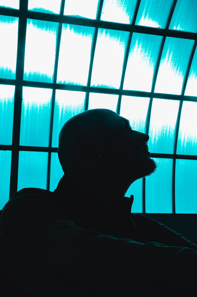 WinishC's tweet photo. #photography #photographer #photo #blue #portraitphotography #portrait #people #shadow #portraits #art #artist #ArtistOnTwitter https://t.co/SwIBKdGQDV