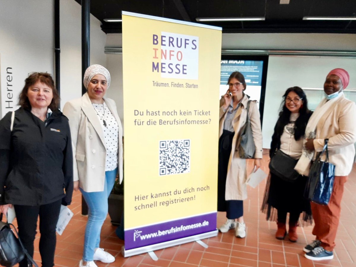 LisaMaria_Vogel's tweet photo. Une trentaine d'intéressés ont pris ce matin le car mis à disposition par la @MDE_Strasbourg  pour découvrir les 350 exposants de la "Berufsinfomesse" à Offenburg et des nouvelles opportunités professionnelles🚀#emploi #transfrontalier https://t.co/3YKbGabQJB