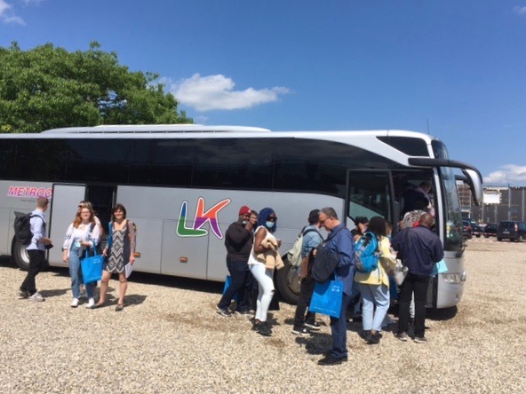 LisaMaria_Vogel's tweet photo. Une trentaine d'intéressés ont pris ce matin le car mis à disposition par la @MDE_Strasbourg  pour découvrir les 350 exposants de la "Berufsinfomesse" à Offenburg et des nouvelles opportunités professionnelles🚀#emploi #transfrontalier https://t.co/3YKbGabQJB
