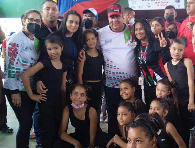 EbMonsenor's tweet photo. #FOTOS  Excelente presentación de los Juegos Deportivos nuestras niñas de gimnasia con Nuestro Gobernador Cap. Gerardo Marquez @MariiaPalomares @ZonaEduTrujillo @Gerardo4fPsuv @hablamegerardo @coordinacinefz1 @Circuito3Red12 @escprimariatru @Mppjd_ @MPPEDUCACION @NicolasMaduro https://t.co/w4UY2MDo6I