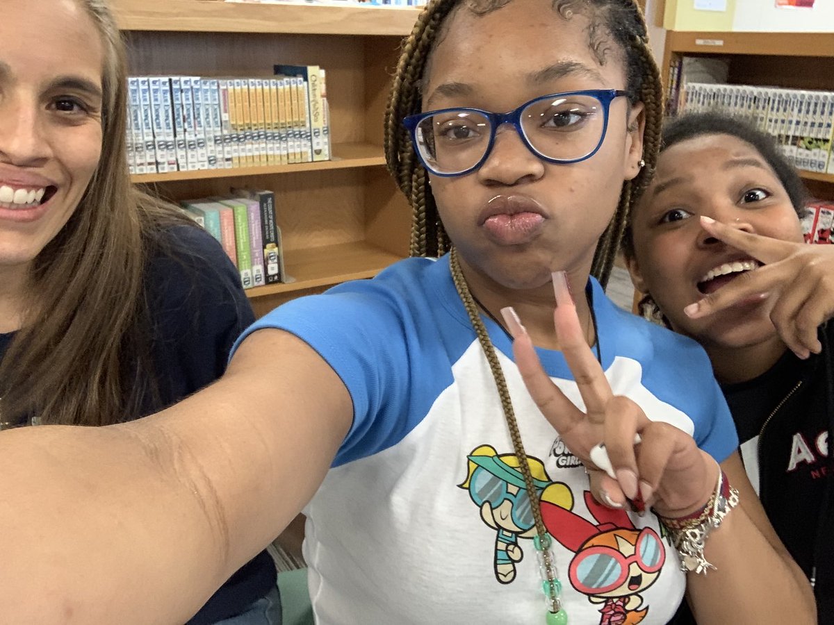 AGGuilin's tweet photo. My lunch time besties! @afhsmedia #alwayscute ❤️💙 https://t.co/idvQBurL7p