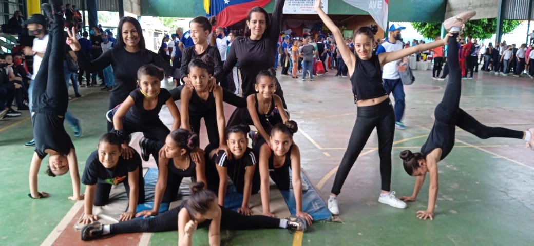 EbMonsenor's tweet photo. #FOTOS  Excelente presentación de los Juegos Deportivos nuestras niñas de gimnasia con Nuestro Gobernador Cap. Gerardo Marquez @MariiaPalomares @ZonaEduTrujillo @Gerardo4fPsuv @hablamegerardo @coordinacinefz1 @Circuito3Red12 @escprimariatru @Mppjd_ @MPPEDUCACION @NicolasMaduro https://t.co/w4UY2MDo6I