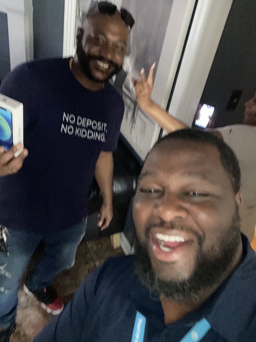 Keith901c's tweet photo. Customer said she wasn’t camera ready so she gave us a peace sign for #fielddayfriday Clem is a Summit winner so he knows how to handle the camera. @TnKyIHX @WallyFinchDOS #MemphisMayhem https://t.co/q5wV821vDa