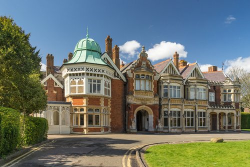 turbostyleltd's tweet photo. 🍎 Planning a #schooltrip ? 🍎 School groups love @bletchleypark Children can #learn about #WW2, teamwork, #codebreaking, and more through immersive films, interactive displays, #museum collections, and faithfully recreated WW2 rooms 📘 Contact us to book your #transport 🚌 https://t.co/GZYpLlnYmA