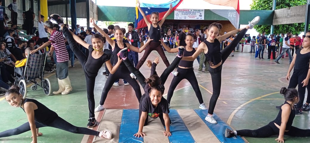 EbMonsenor's tweet photo. #FOTOS  Excelente presentación de los Juegos Deportivos nuestras niñas de gimnasia con Nuestro Gobernador Cap. Gerardo Marquez @MariiaPalomares @ZonaEduTrujillo @Gerardo4fPsuv @hablamegerardo @coordinacinefz1 @Circuito3Red12 @escprimariatru @Mppjd_ @MPPEDUCACION @NicolasMaduro https://t.co/w4UY2MDo6I