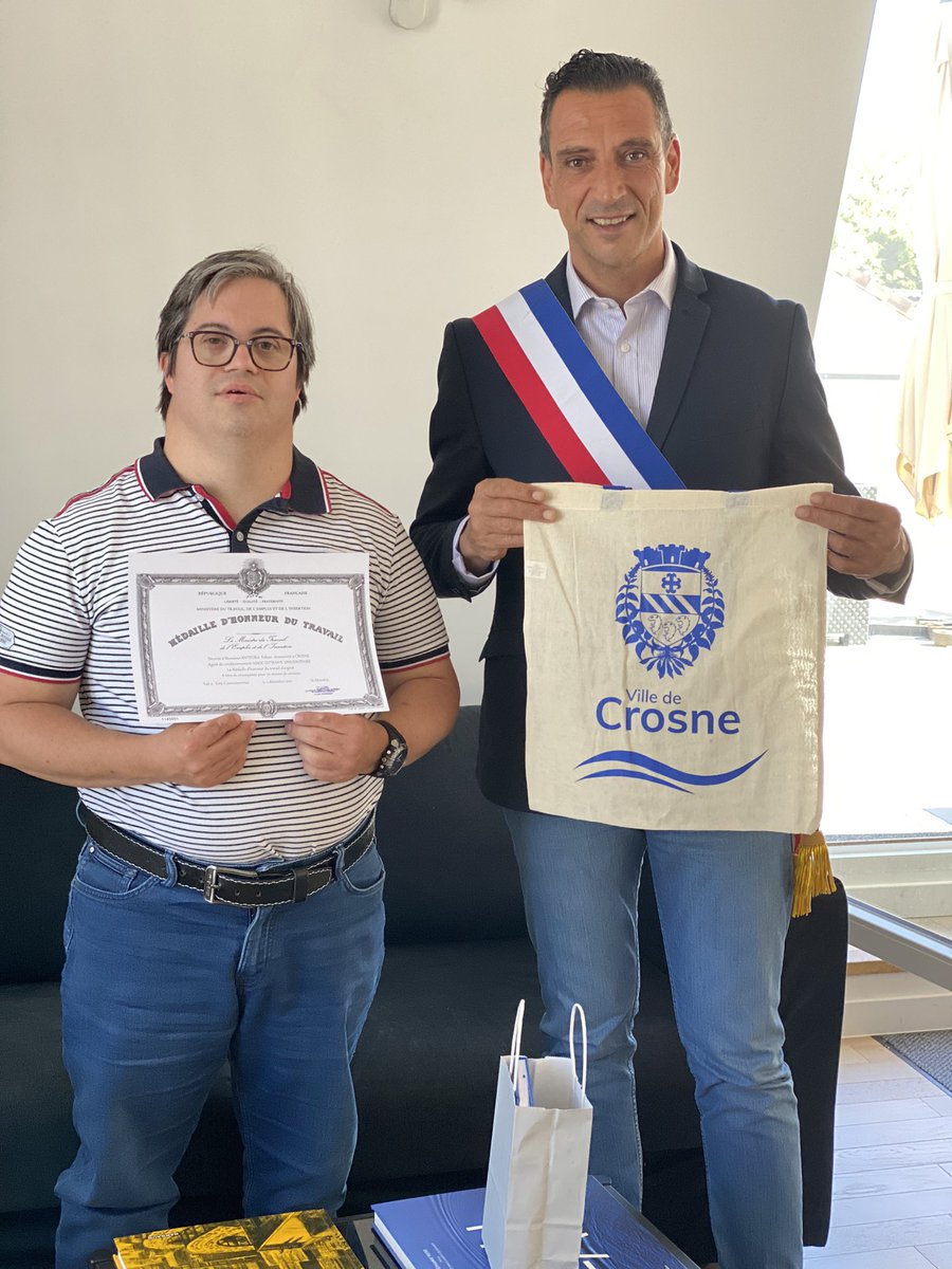 DamiatiMichael's tweet photo. Près de 150 personnes en situation de handicap œuvrent à l’ESAT Les Ateliers Créatifs de #Limeil dont #Fabien de @VCrosne à qui j’ai eu le plaisir de remettre la médaille du travail argent (20 ans). Une vrai marque de sérieux et de confiance #inclusion 👌
Bravo Fabien 👏😍😎 https://t.co/ZZZr8rqgoM
