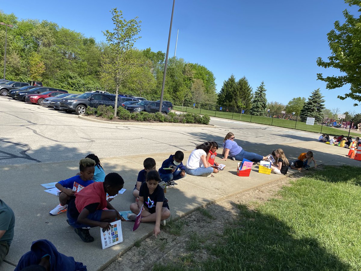 mrsgroppgrade2's tweet photo. Soaking up these last few days together!  Parachute time, reading outside, what other fun might we have? What memories are still waiting to be made? @SCECougars https://t.co/9wuKBmkPcB