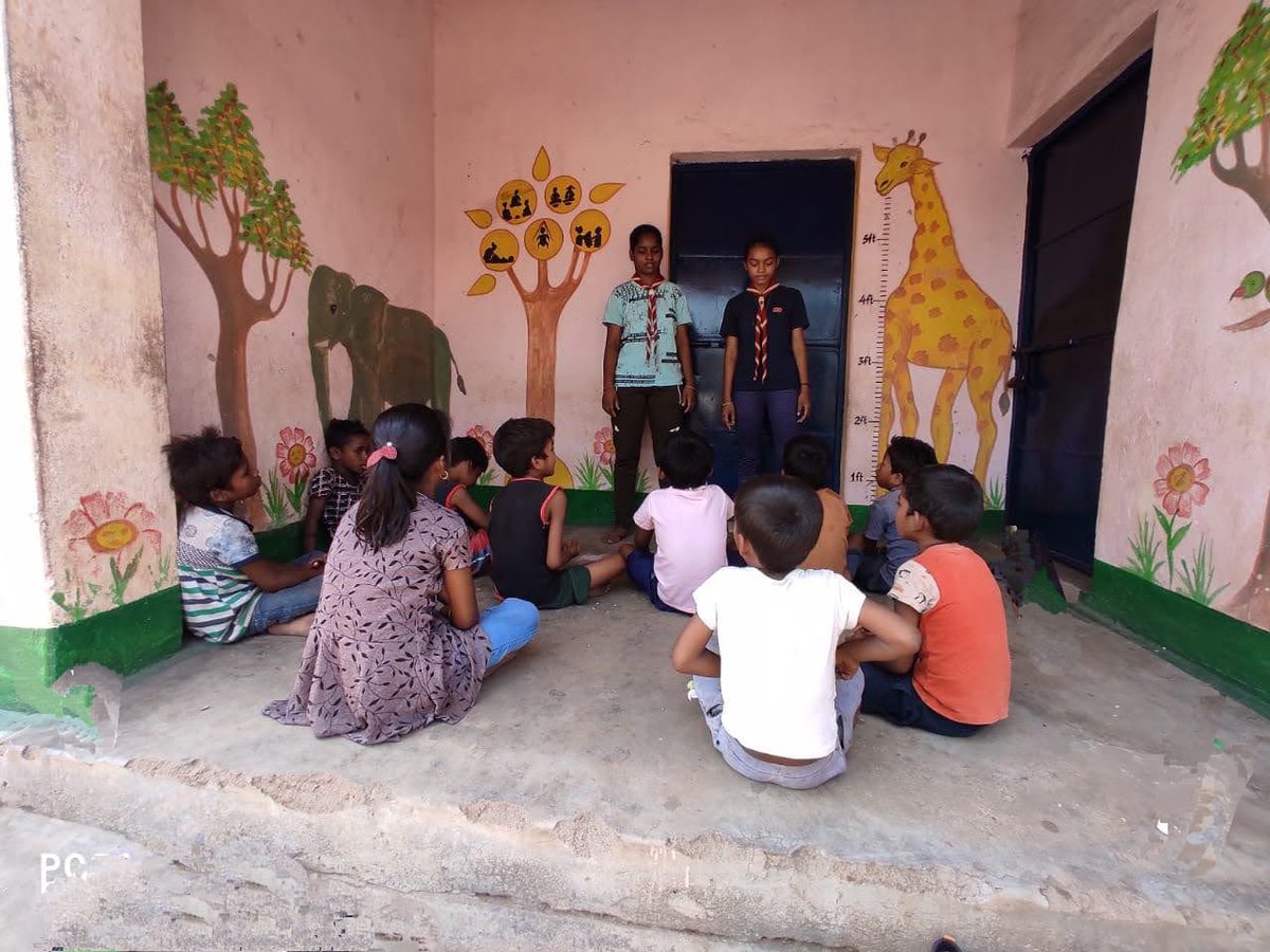 Debasish_29's tweet photo. Jagrik ⚖️
Samvidhan live
Day 2 at anganwadi 
Our jagrik Spent a day with an anganwadi worker and find out what kind of health and hygiene Information she gives out to households. With her help designed  and facilitate an engaging session with children. https://t.co/DjLAWvphzp