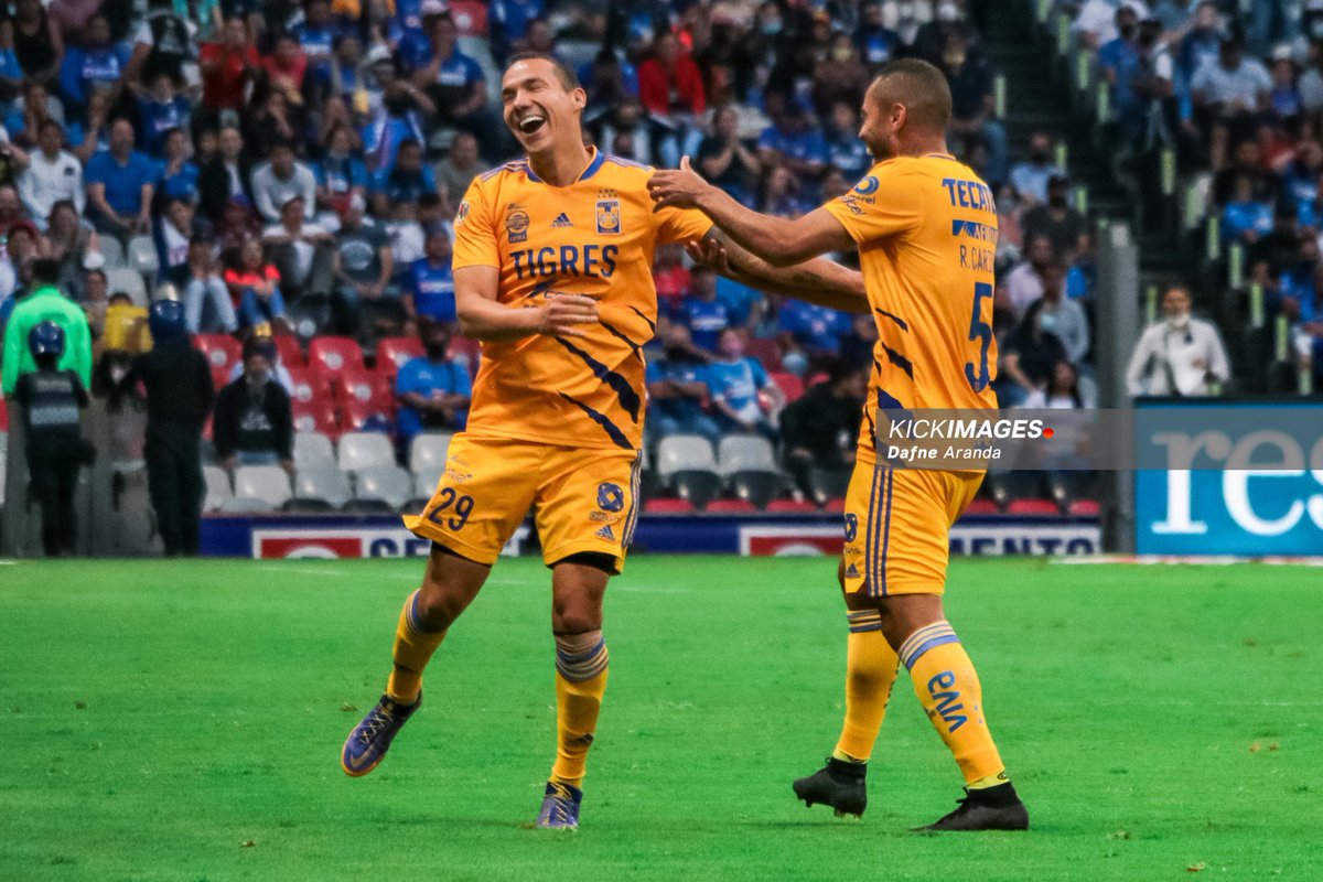 kickimages's tweet photo. Imágenes del encuentro entre 🚂 @CruzAzul y @TigresOficial 🐯 en los cuartos de final (ida) en el Estadio Azteca. https://t.co/O31jDr8JS1