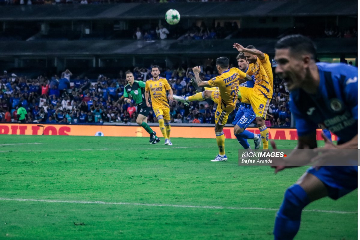 kickimages's tweet photo. Imágenes del encuentro entre 🚂 @CruzAzul y @TigresOficial 🐯 en los cuartos de final (ida) en el Estadio Azteca. https://t.co/O31jDr8JS1