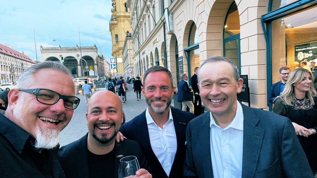 KroegerOve's tweet photo. Wir hatten gestern viel Spaß bei der Eröffnung des ersten @LucidMotors Stores in #münchen Der CEO Peter Rawlinson war gewohnt gut gelaunt und gemeinsam mit Sebastian und Roberto hatten wir tolle  Gespräche. #LucidAir #lucidmotors #odeonsplatz https://t.co/Ji5PCqre8q