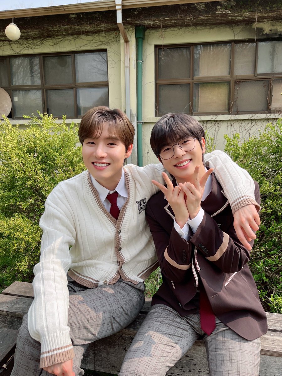 0094bbl's tweet photo. YH❤️💭12:36 AM

내 동생 어디서 당하고 내가 혼내주고 위로해주는 센형 느낌

I feel like a strong hyung where my brother gets beaten and I’m scolding and comforting him https://t.co/TmAnSuQSjz