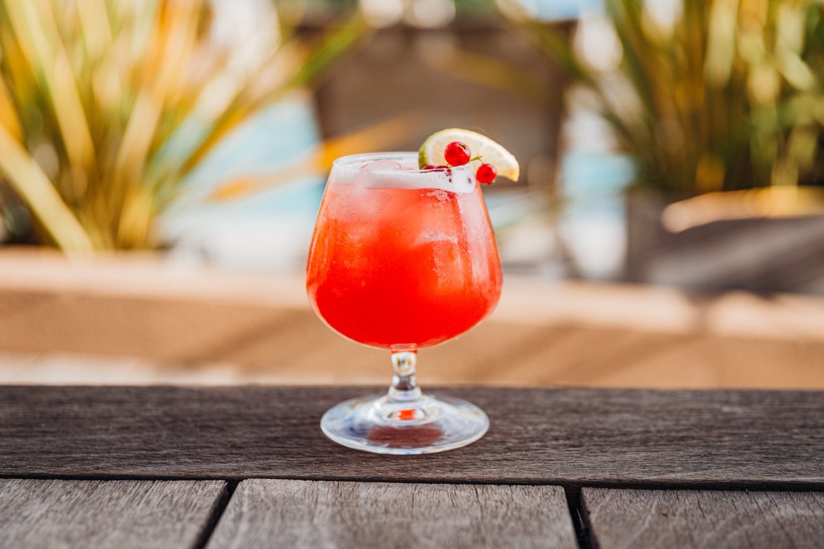 lavilladouce's tweet photo. On vous sert un cocktail pour démarrer le week-end ? 🍹 
Notre pool bar est ouvert tous les jours de 12h à 22h !
Cocktails &amp; Tapas
#bar #hotel #ouvert #tapas #coktails #piscine #printemps https://t.co/nY2wTSexUV