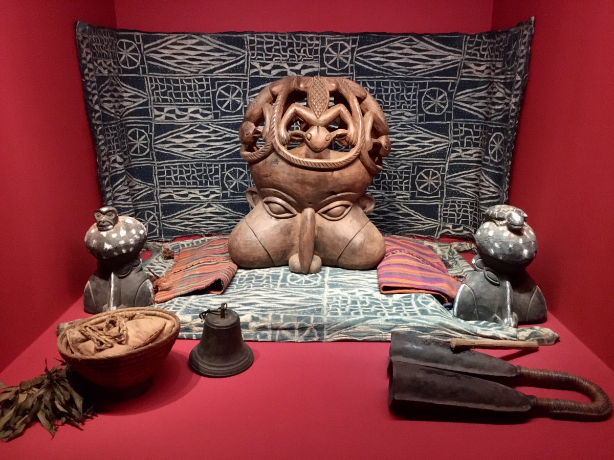 Avec la très didactique et colorée expo #RouteDesChefferies, le musée du <a href="/quaibranly/">musée du quai Branly - Jacques Chirac</a> nous fait découvrir l’org communautaire et le patrimoine immatériel du nord-ouest du #Cameroun : architecture monumentale, trônes, costumes en perles, rapport à la nature, importance des femmes…