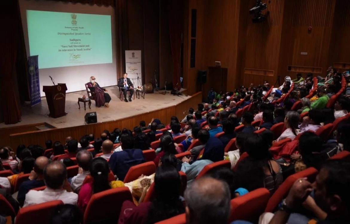 DQliving's tweet photo. #InsideDQ On May 12th, @IndianEmbRiyadh organized a Distinguished Speaker Series event in which @SadhguruJV, founder of the nonprofit organization @ishafoundation, talked about the Save Soil movement and its relevance in Saudi Arabia. https://t.co/mpgrhQjVtn
@cpsavesoil https://t.co/EsJNLxvplS