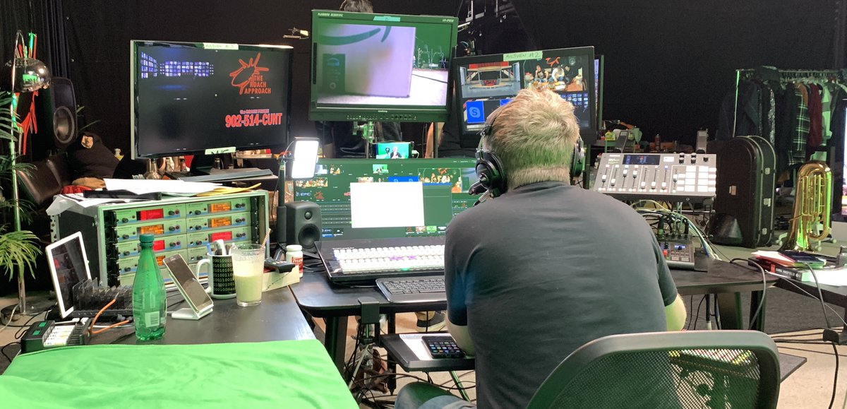 tpbplus's tweet photo. Hiiighwaaay to #THEROACHAPPROACH! Get in the Nest with Mike, JP, Robb, Pat, and a fuckload of cheeseburgers; it's time for a Friday the 13th Roach Approach special!
—streaming live only on the SwearNet app: https://t.co/oMS2weD2wv https://t.co/cr4N7UzzPs