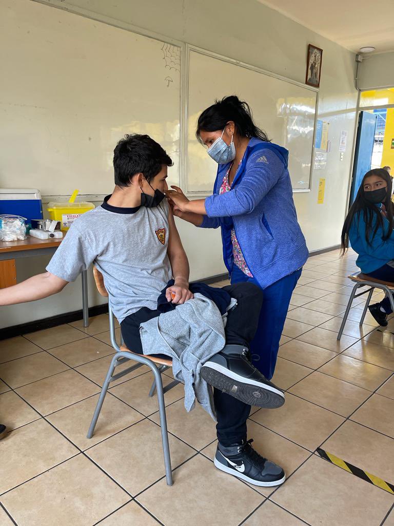 Saludtarapaca's tweet photo. #SeguimosCuidándonos Equipo del Consultorio Cirujano Videla #Iquique en su planificación territorial llega hasta el Colegio Obispo Labbé para suministrar dosis d refuerzo #COVID19 a estudiantes del establecimiento #PonteAlDia @MeVacuno @ministeriosalud @paquintard @AraosFernando https://t.co/ajSmlSJ7pk