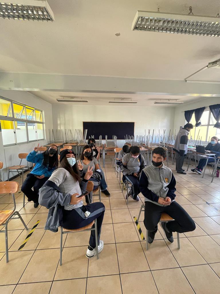 Saludtarapaca's tweet photo. #SeguimosCuidándonos Equipo del Consultorio Cirujano Videla #Iquique en su planificación territorial llega hasta el Colegio Obispo Labbé para suministrar dosis d refuerzo #COVID19 a estudiantes del establecimiento #PonteAlDia @MeVacuno @ministeriosalud @paquintard @AraosFernando https://t.co/ajSmlSJ7pk