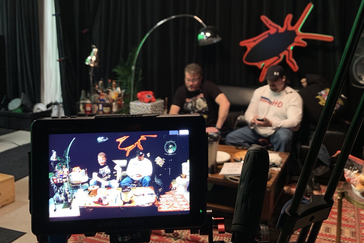 tpbplus's tweet photo. Hiiighwaaay to #THEROACHAPPROACH! Get in the Nest with Mike, JP, Robb, Pat, and a fuckload of cheeseburgers; it's time for a Friday the 13th Roach Approach special!
—streaming live only on the SwearNet app: https://t.co/oMS2weD2wv https://t.co/cr4N7UzzPs