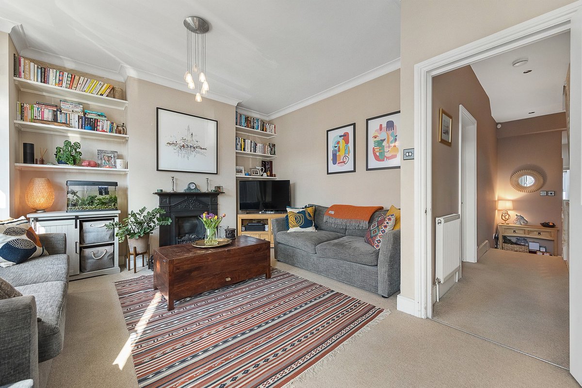 LoneyMiller's tweet photo. AVAILABLE AGAIN! We have a fantastic 3 bedroom, split-level upper maisonette accessed via its own front door with a private garden, ideally located on the Southfields Grid. No onward chain. £795,000. Call 0208 945 7555

#forsale #property https://t.co/LAsT1BFmW0