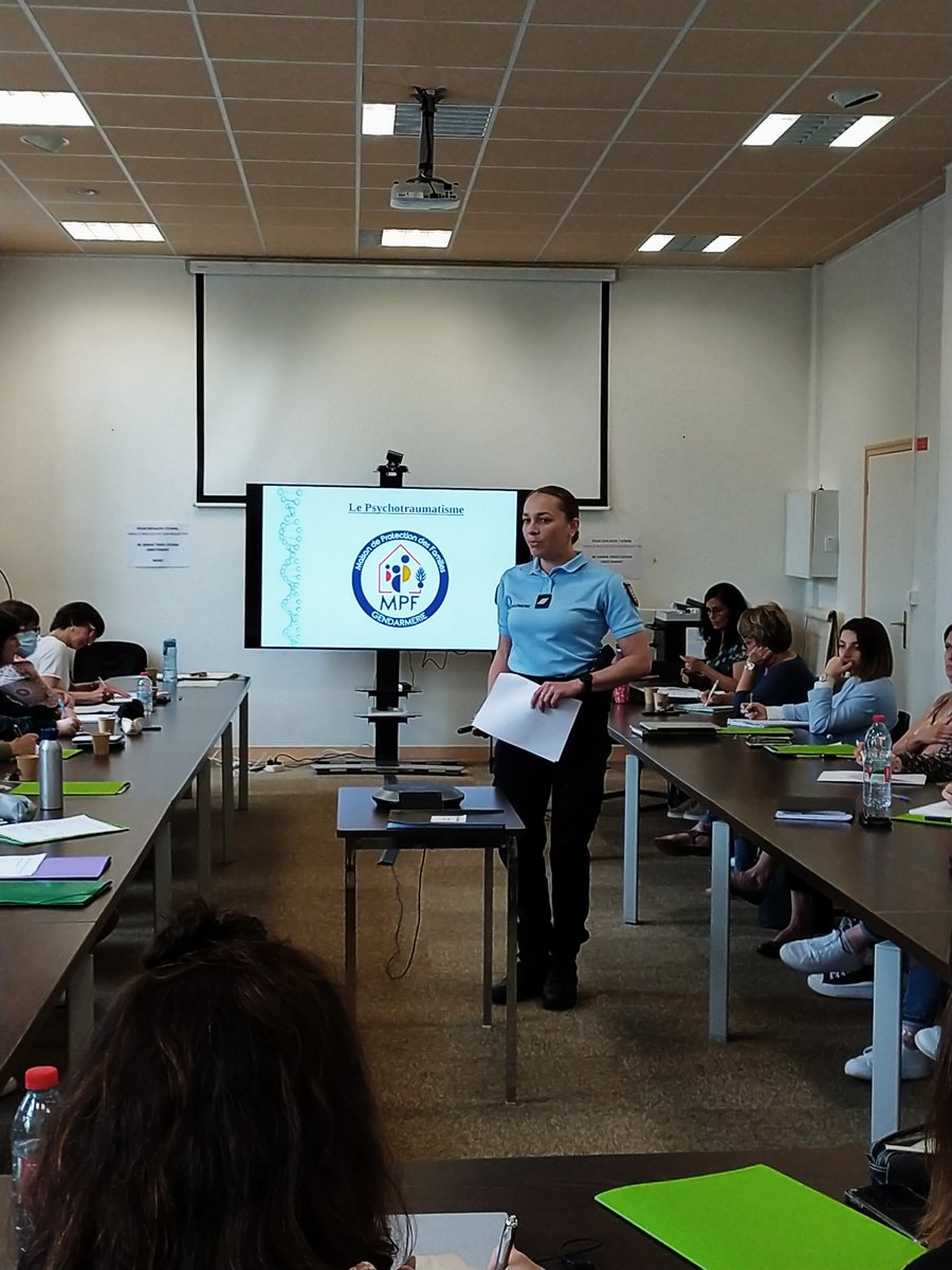 Gendarmerie_023's tweet photo. Formation au profit des travailleurs sociaux dans le cadre de la prise en compte des victimes de violences conjugales. #MPF23 
Différents intervenants étaient présents dont des membres de la @Prefet23, #aravic23
La MDC ROSEC Cindy est intervenue sur les chocs psychotraumatiques. https://t.co/ZaWL7v81bd