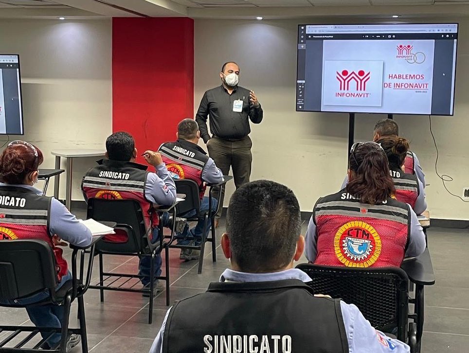 gustavoediazg's tweet photo. Conversamos con delegados sindicales y personal de Recursos Humanos de la empresa #magnaformex estamos trabajando juntos para darle mejor servicio a sus trabajadores. @Infonavit #Coahuila https://t.co/VQWxL9mdn7
