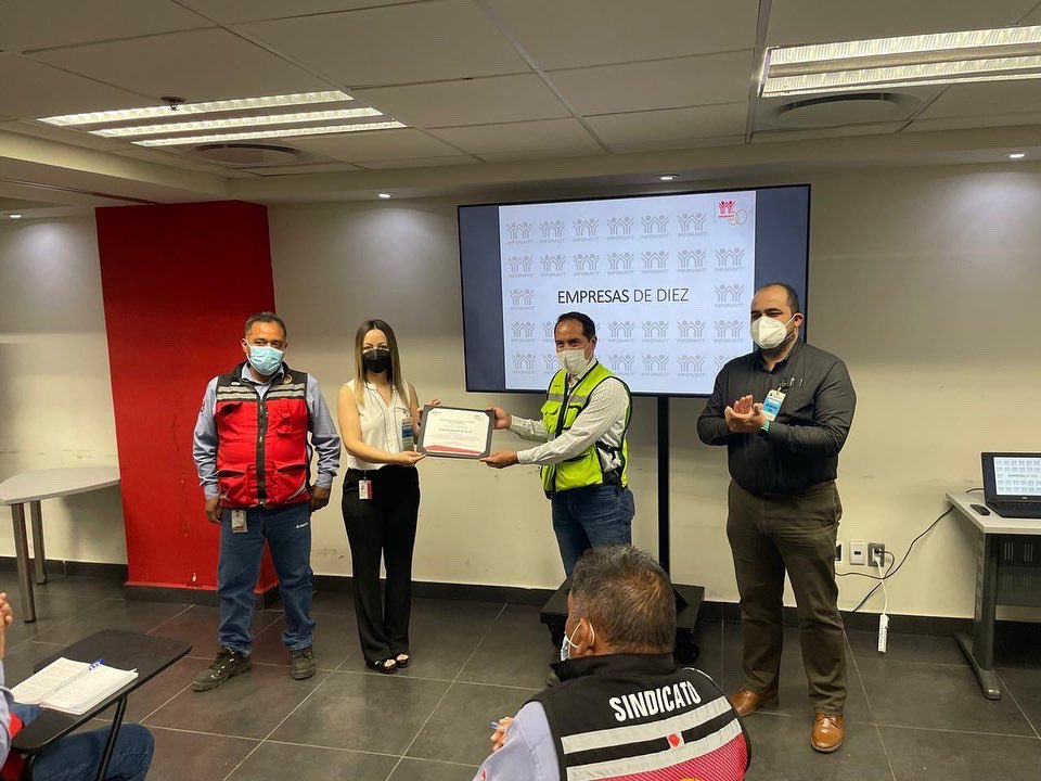 gustavoediazg's tweet photo. Conversamos con delegados sindicales y personal de Recursos Humanos de la empresa #magnaformex estamos trabajando juntos para darle mejor servicio a sus trabajadores. @Infonavit #Coahuila https://t.co/VQWxL9mdn7